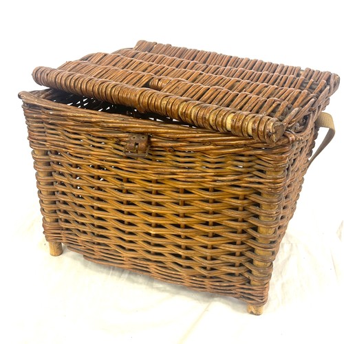 358 - Vintage fishing basket / creel, approximate measurements: Height 13 inches, Width 17 inches, Depth 1... 