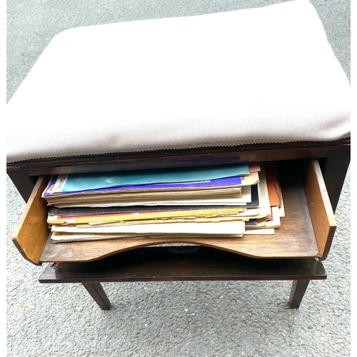 489 - Piano stool, with sheet music