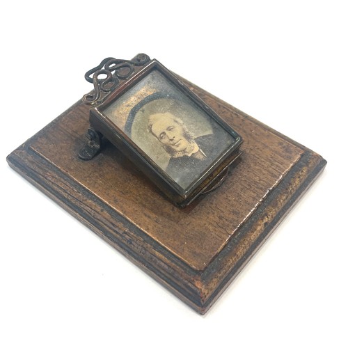 582 - Unusual Victorian paperclip photo frame