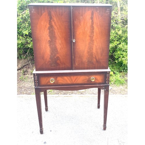 463 - Mahogany vintage drinks cabinet, overall good condition, approximate measurements: Height 55 inches,... 