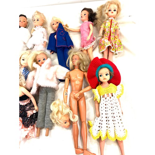 200 - 9 vintage Sindy dolls and bionic woman