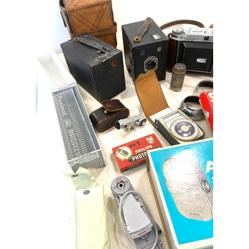 195 - Selection of cameras and camera equipment includes Germany franka camera, no.2 brownie, six-20 hawke... 