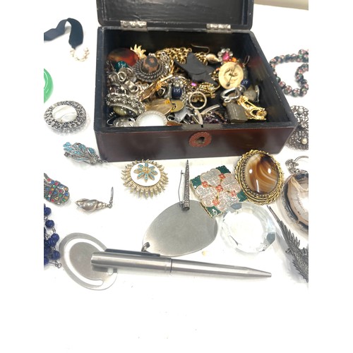 603 - Large selection of vintage and later costume jewellery