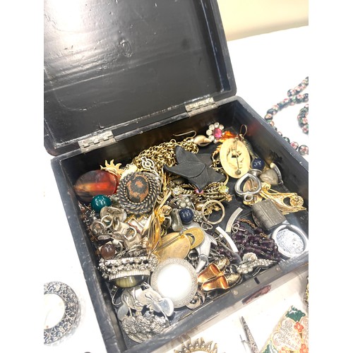 603 - Large selection of vintage and later costume jewellery