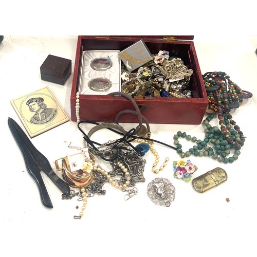 600 - Large selection of assorted costume jewellery