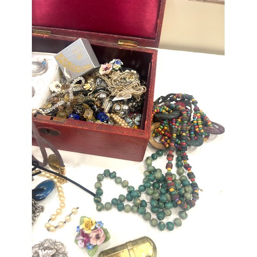 600 - Large selection of assorted costume jewellery