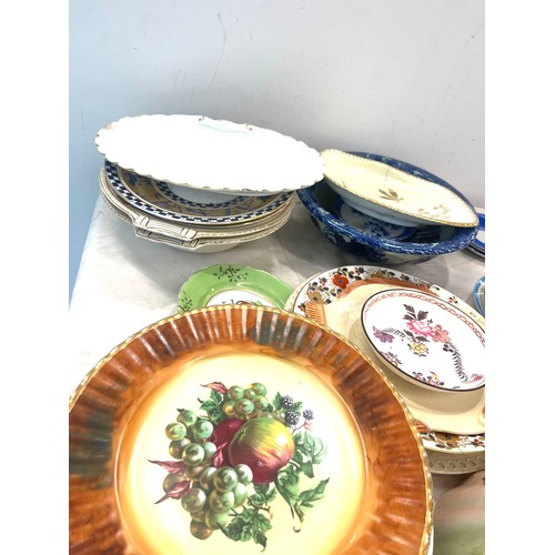 318 - Selection of miscellaneous pottery to include plates, dishes, saucers etc