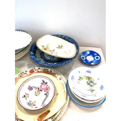 318 - Selection of miscellaneous pottery to include plates, dishes, saucers etc