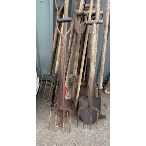 100H - Selection vintage garden tools