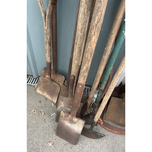 100J - Selection vintage garden tools