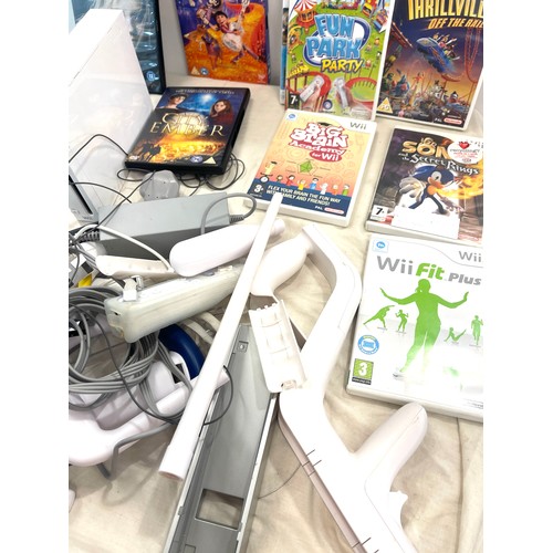 253 - Nintendo Wii games console with a selection of games etc