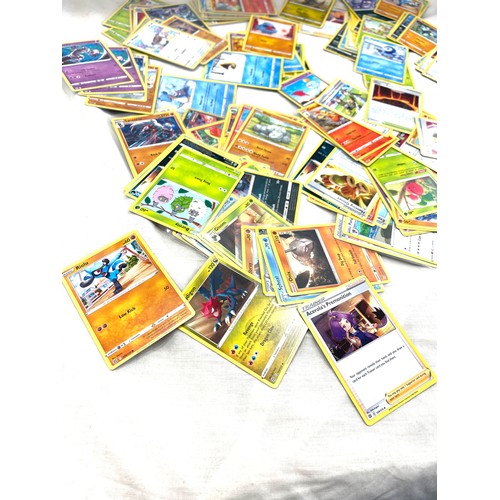 533 - Large selection of Pokemon cards