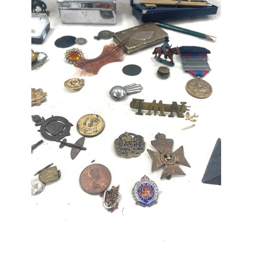 518 - Selection of military pieces to include badges etc