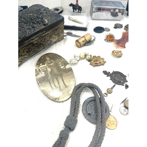 518 - Selection of military pieces to include badges etc