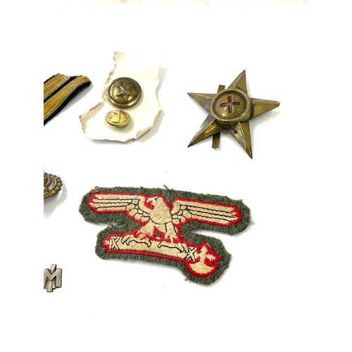 538 - Selection military pin badges, patches