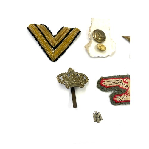 538 - Selection military pin badges, patches