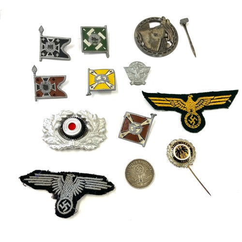 539 - Selection military pin badges, patches