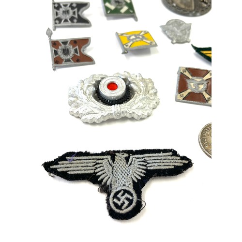 539 - Selection military pin badges, patches