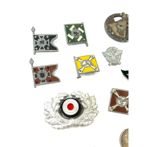 539 - Selection military pin badges, patches