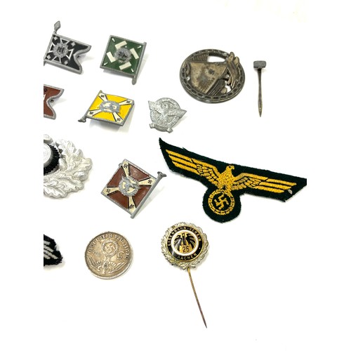 539 - Selection military pin badges, patches