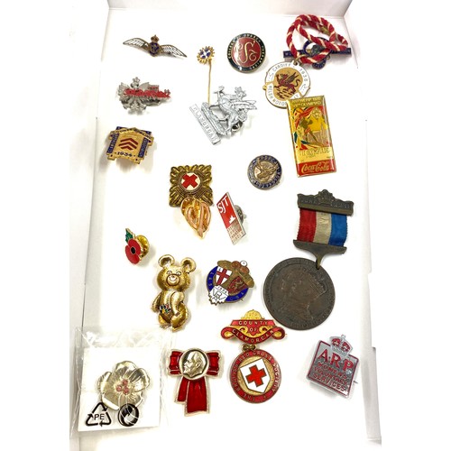 531 - Selection of vintage pin badges, a medal etc to include cocoa cola badge