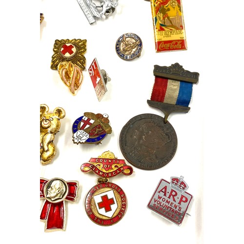 531 - Selection of vintage pin badges, a medal etc to include cocoa cola badge