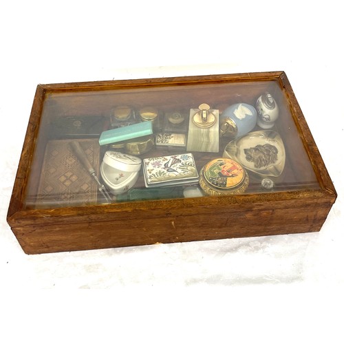 213 - Showcase together with contents to include table lighter, ashtray, ink wells etc, case measures appr... 