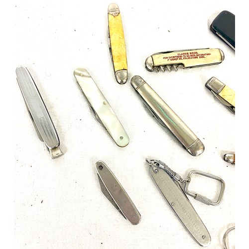 490 - Selection of vintage and later pocket knifes to include mother of pearl etc