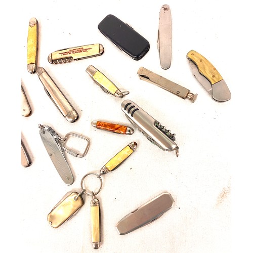 490 - Selection of vintage and later pocket knifes to include mother of pearl etc