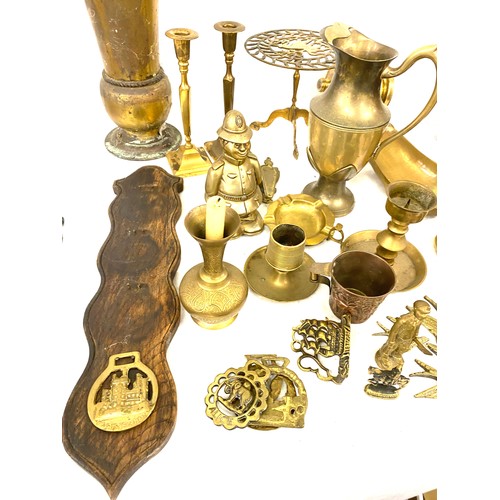 224 - Selection of assorted brass pieces to include candle sticks, trivets etc