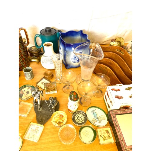 354 - Large selection of miscellaneous to include glass wear,
pottery and brassware etc