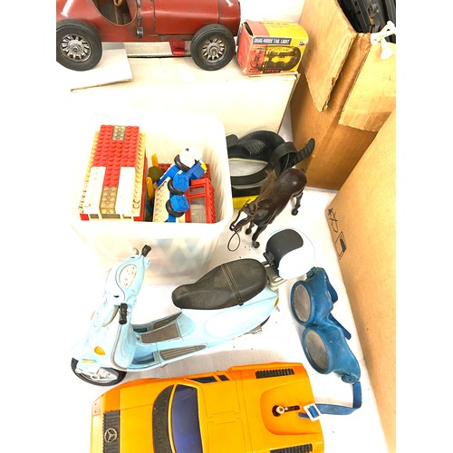 337 - Selection of vintage toys to include scaletrix, lego etc