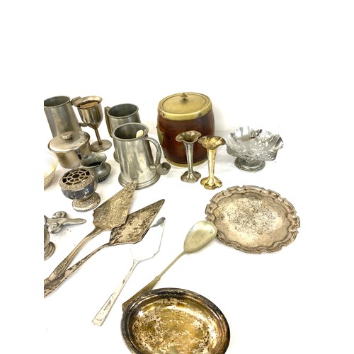 349 - Selection of silver plate to include tankards, cake knifes etc