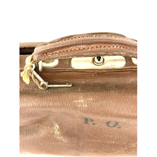 399 - P&O leather gladstone bag