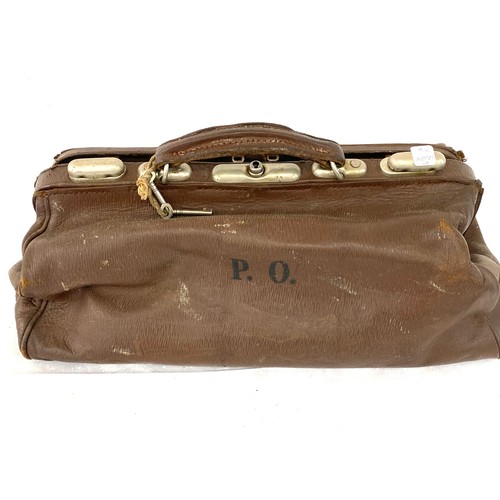 399 - P&O leather gladstone bag