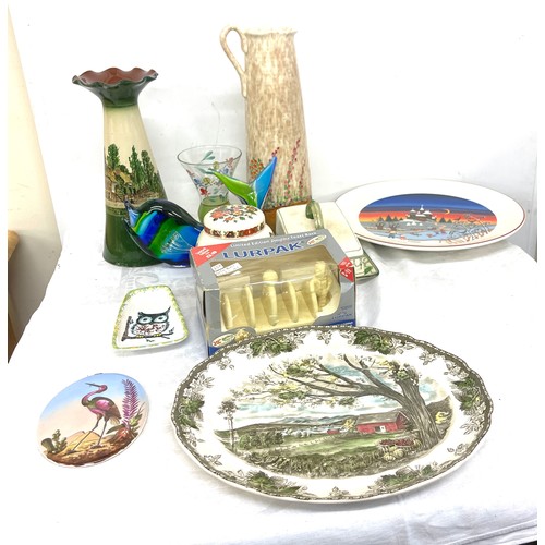 269 - Selection of collectable pieces to include pottery jugs, Sadler ginger jar, Poole charger glassware ... 