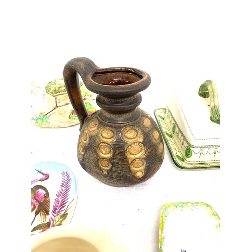 269 - Selection of collectable pieces to include pottery jugs, Sadler ginger jar, Poole charger glassware ... 