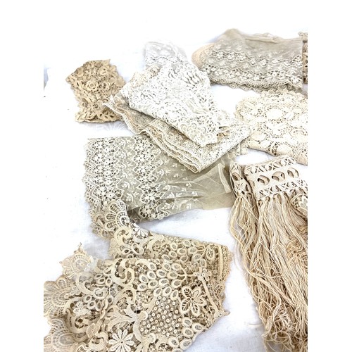 107 - Selection antique lace pieces to include collars, handmade crochet etc