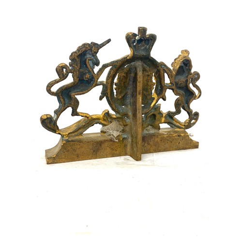 104 - Antique cast coat of arms, approximate measurements: Height 10.5 by 8.5 inches