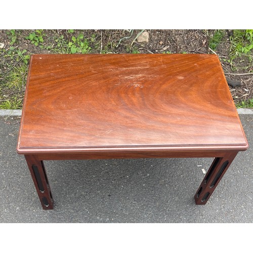 432 - Vintage coffee table measures approx 17.5 inches tall 29 inches wide 18 inches depth