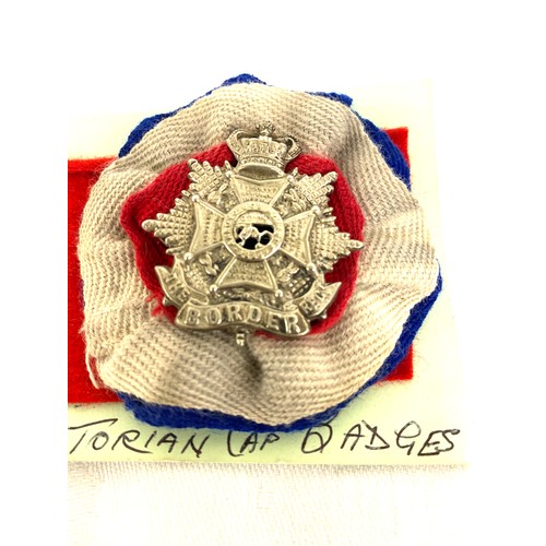 519 - 2 Victorian cap badges