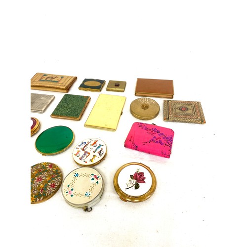 76 - Large quantity of ladies vintage compacts to include enamel pieces