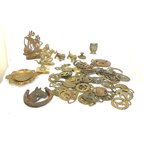 248 - Selection of vintage brassware to include horse hames, ornaments etc