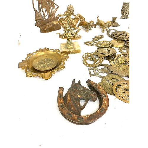 248 - Selection of vintage brassware to include horse hames, ornaments etc