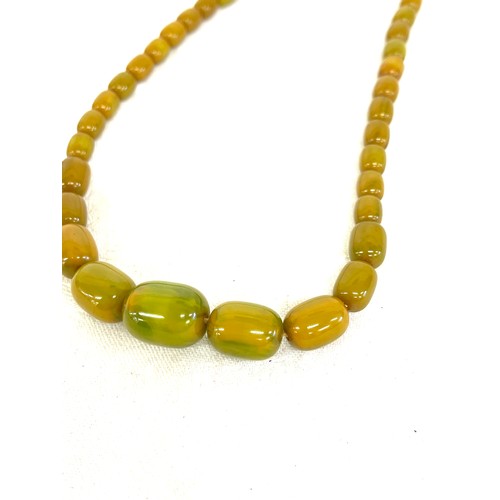 515 - Vintage green shade amber bakelite ladies necklace, internal streaks, total approximate weight 28g