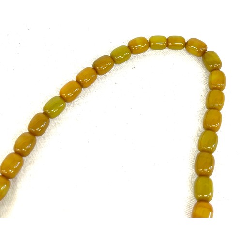 515 - Vintage green shade amber bakelite ladies necklace, internal streaks, total approximate weight 28g