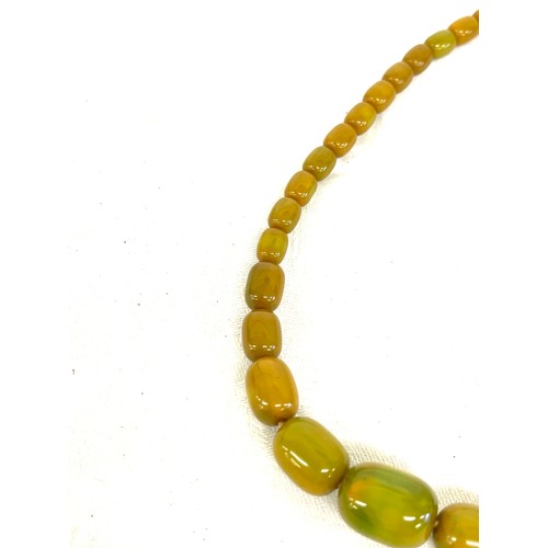 515 - Vintage green shade amber bakelite ladies necklace, internal streaks, total approximate weight 28g