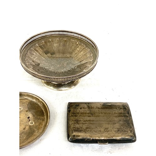 517 - Selection of silver pieces to include pin tray, cigarette case, brooch, approximate total 200g