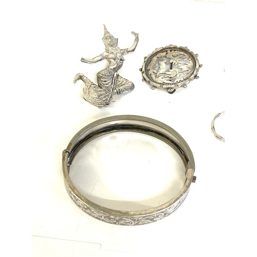 474 - Selection of silver jewellery pieces to include bangles, brooches, rings etc, total approximate weig... 