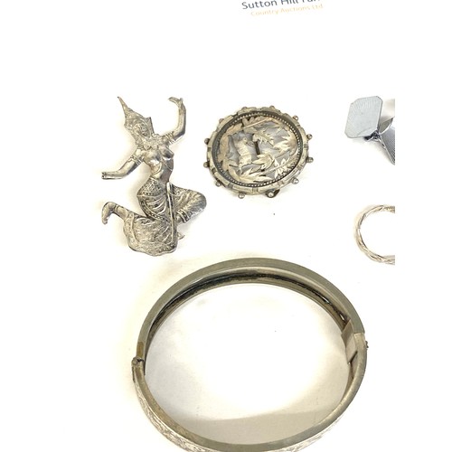 474 - Selection of silver jewellery pieces to include bangles, brooches, rings etc, total approximate weig... 